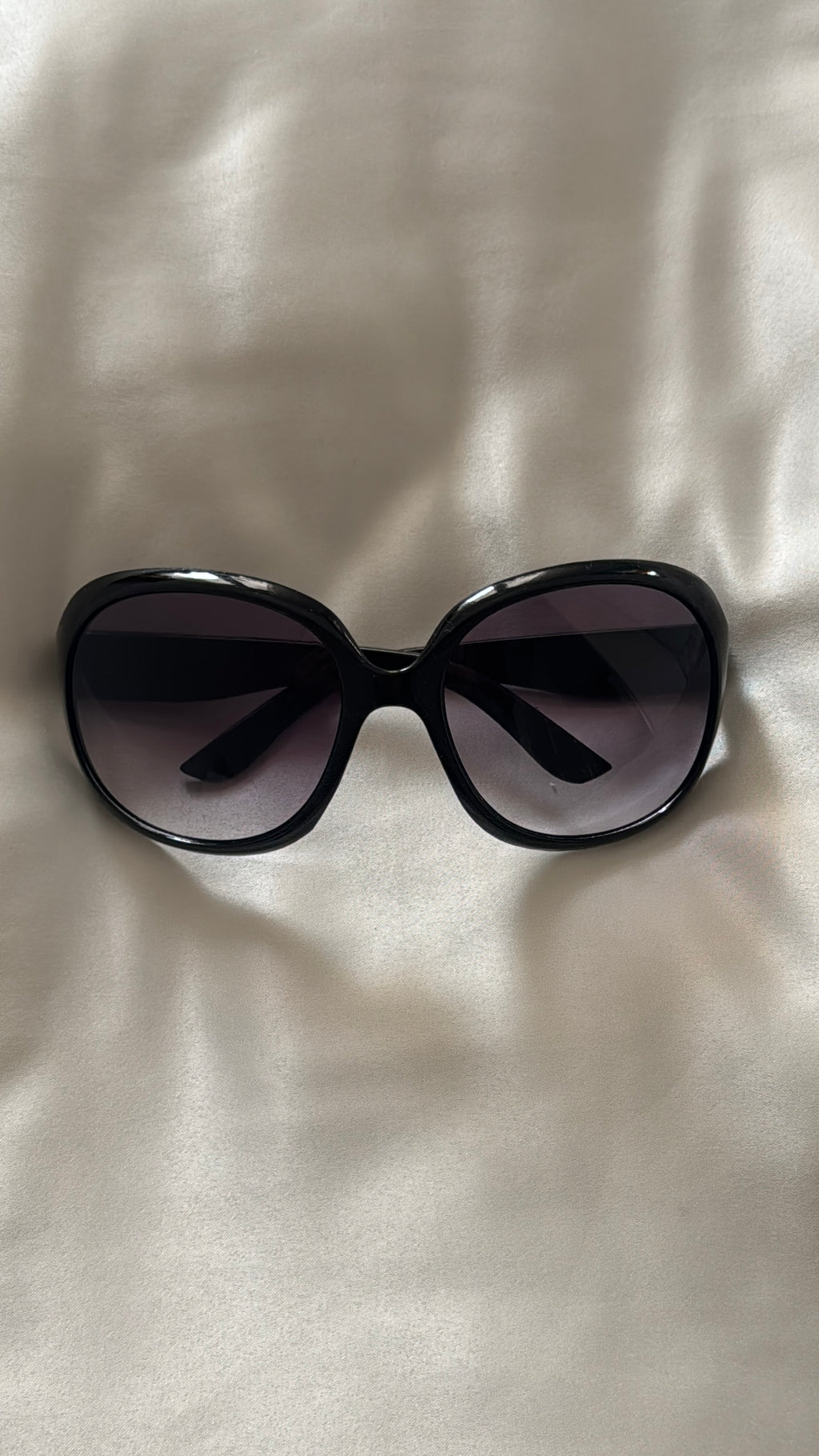 Big sunglasses (black lenses)